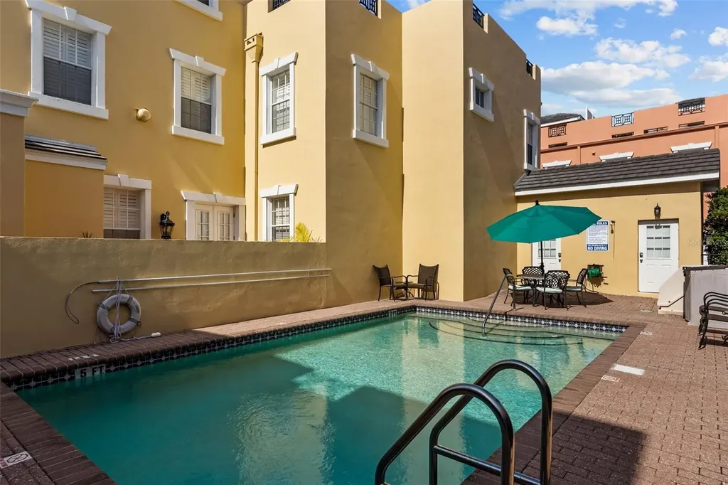 2419 Victoria Gardens Lane Tampa FL 33609