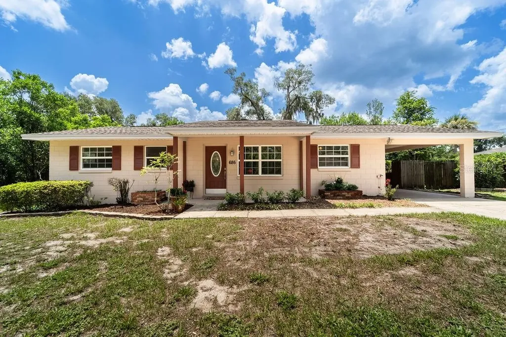 686 E Kentucky Avenue Deland FL 32724