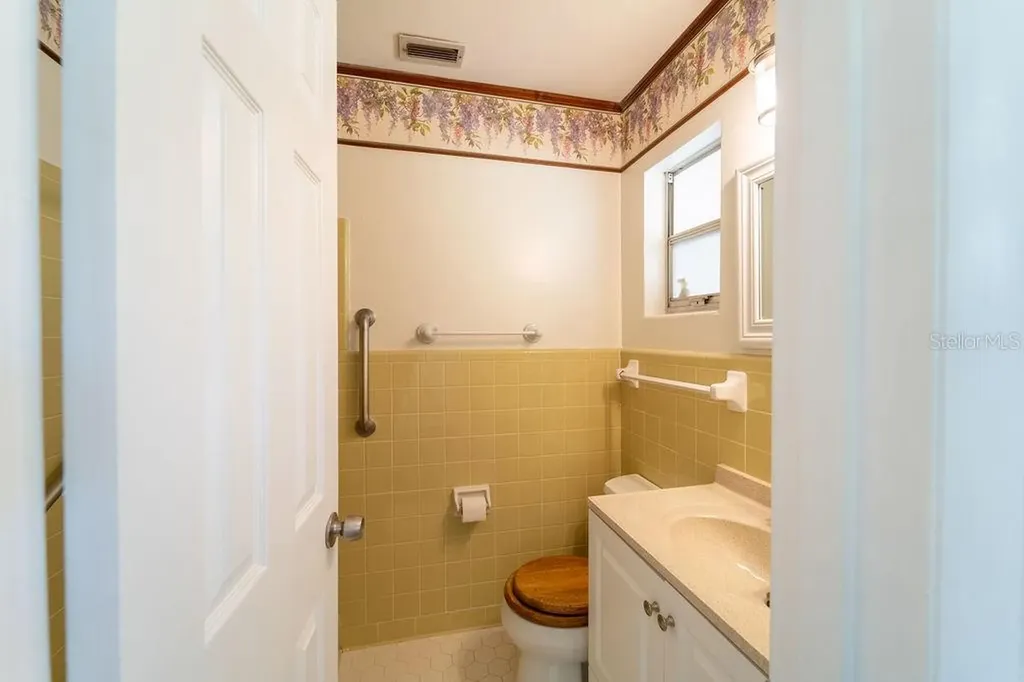 686 E Kentucky Avenue Deland FL 32724