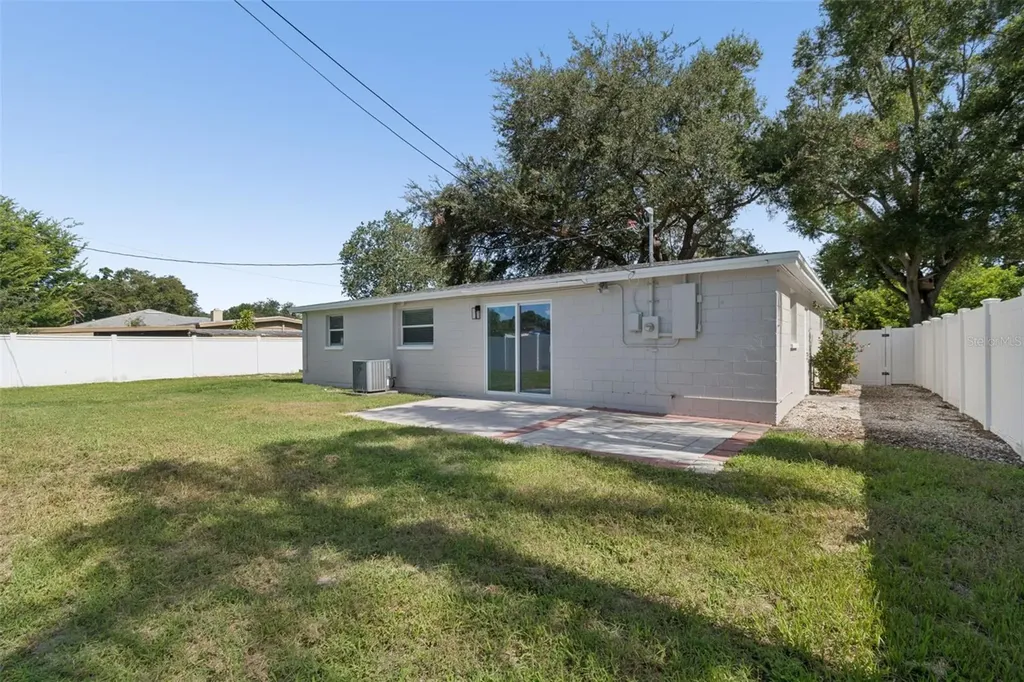 8672 78th Place Seminole FL 33777