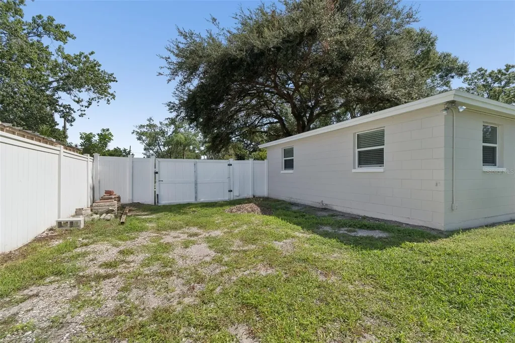 8672 78th Place Seminole FL 33777