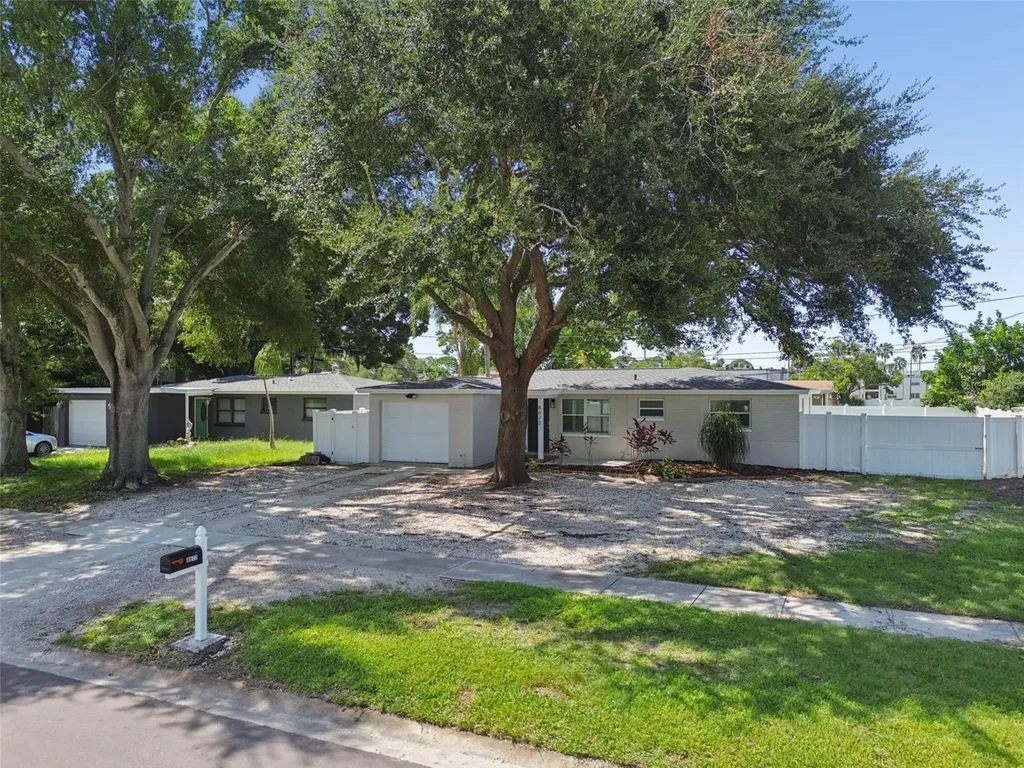 8672 78th Place Seminole FL 33777