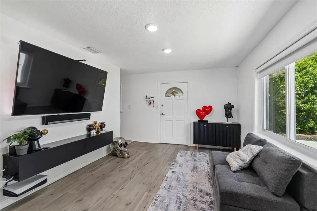 1904 W Meadowbrook Avenue Tampa FL 33612