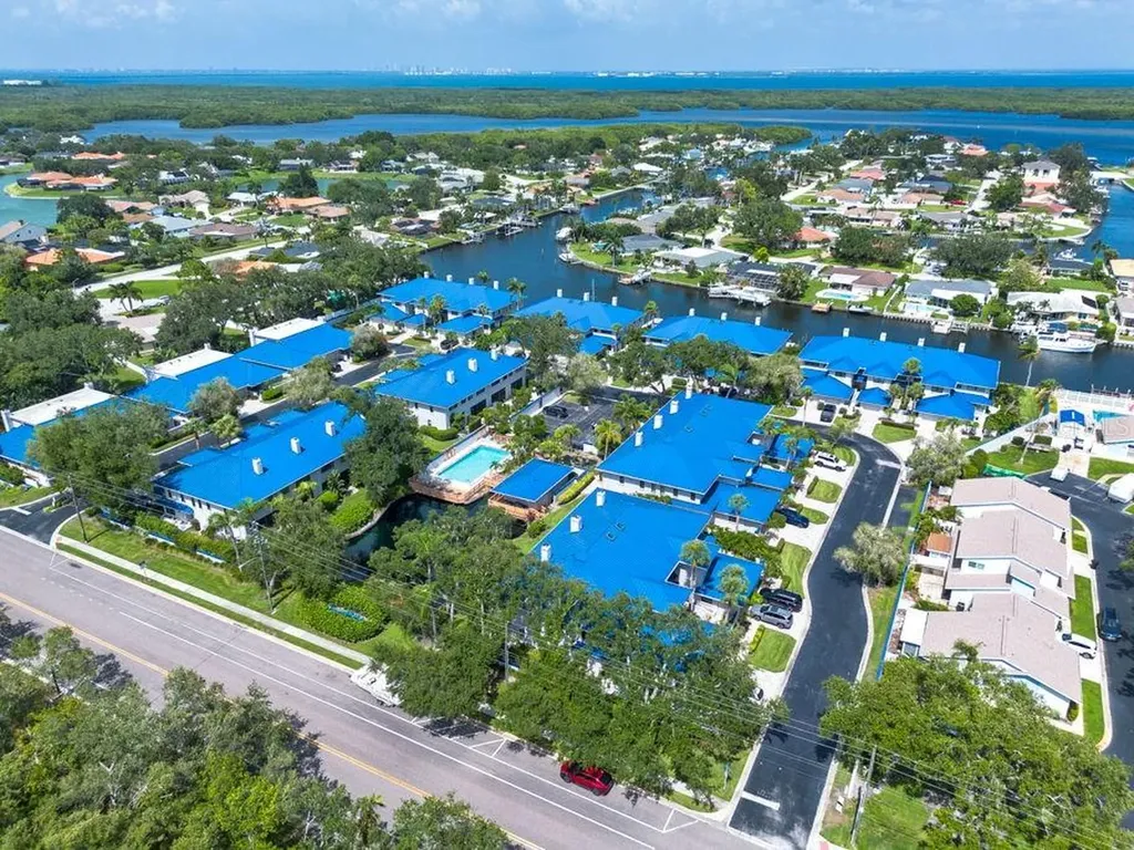 1672 Watermark Circle NE St Petersburg FL 33702