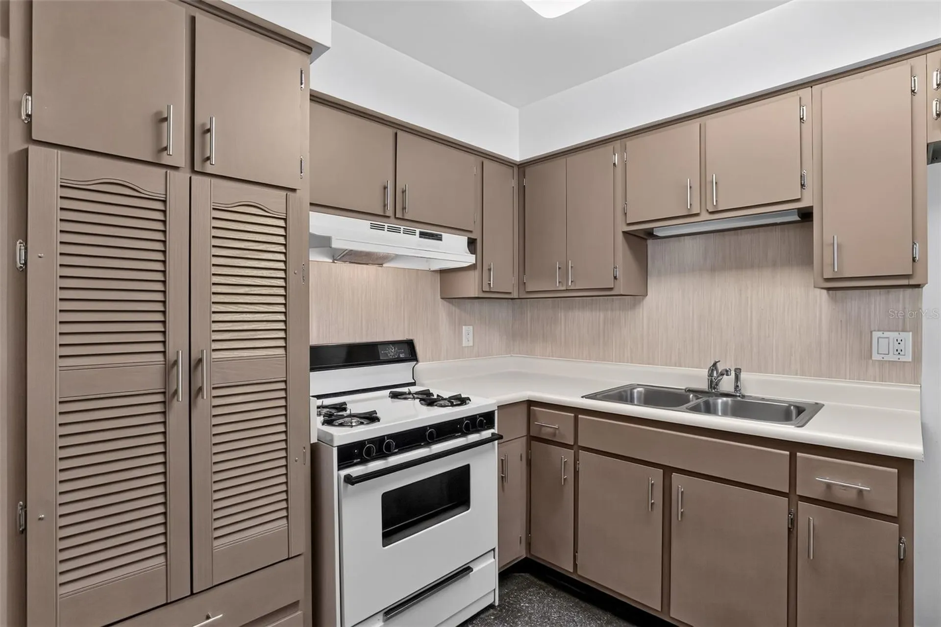 6120 W Ridgewood Avenue Orlando FL 32835