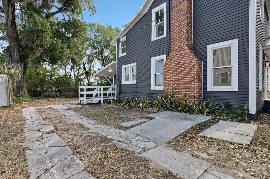 821 E Lemon Avenue Eustis FL 32726