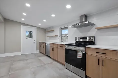 821 E Lemon Avenue Eustis FL 32726