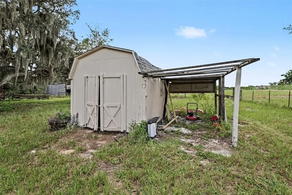 10239 Lyons Avenue Lithia FL 33547
