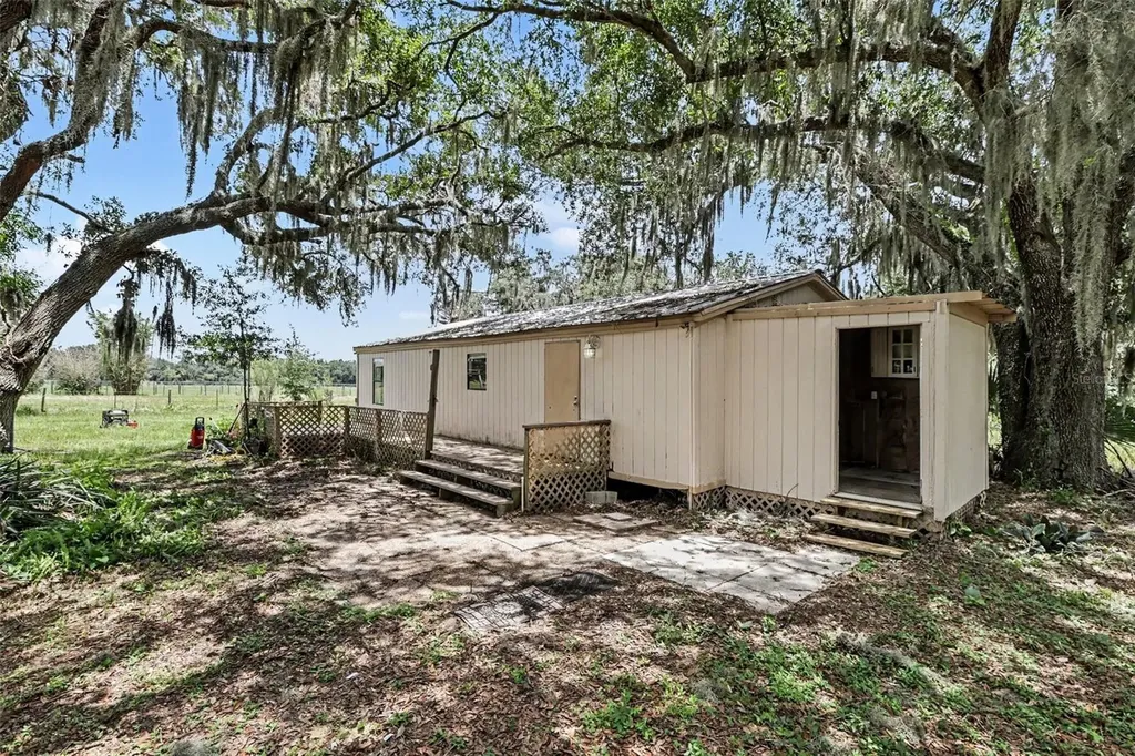 10239 Lyons Avenue Lithia FL 33547