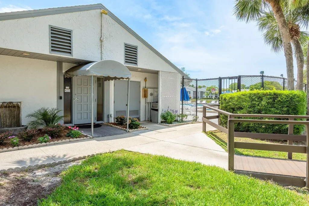 1179 Pine Ridge Circle W Tarpon Springs FL 34688