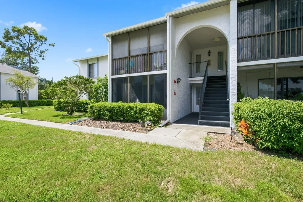 1179 Pine Ridge Circle W Tarpon Springs FL 34688
