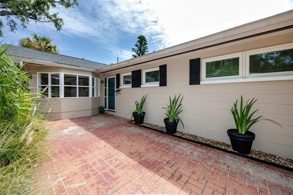 8161 22nd Avenue N St Petersburg FL 33710