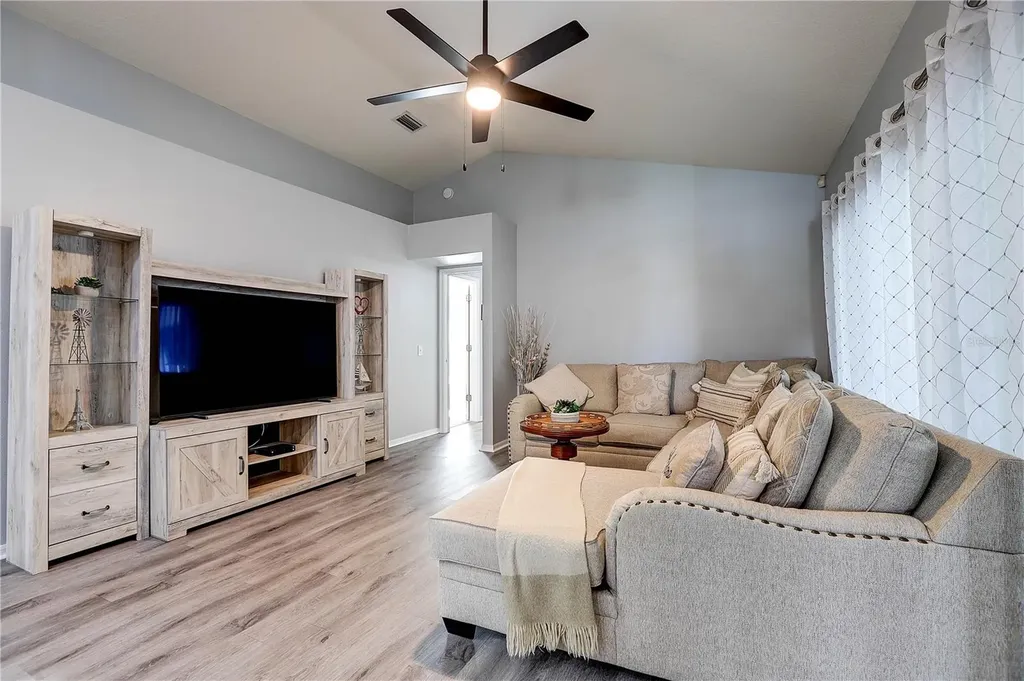 2242 Towering Oaks Circle Seffner FL 33584