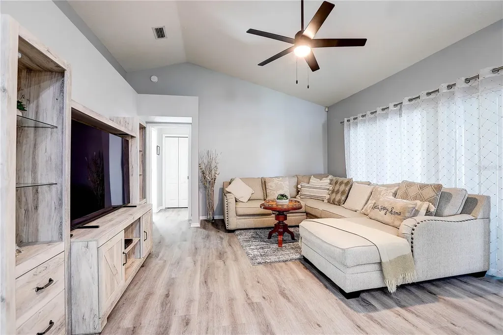 2242 Towering Oaks Circle Seffner FL 33584