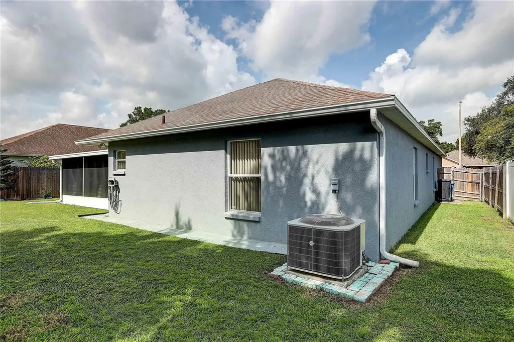 2242 Towering Oaks Circle Seffner FL 33584