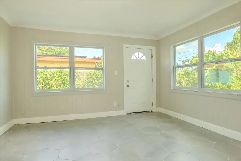 2553 18th Avenue N St Petersburg FL 33713