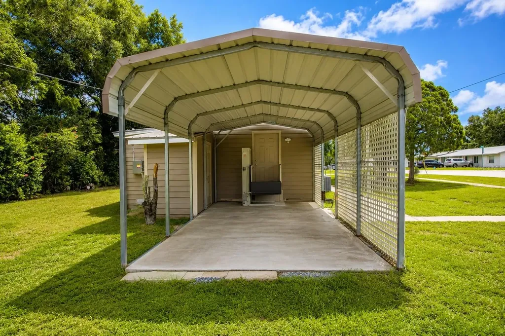 5811 11th Street Zephyrhills FL 33542