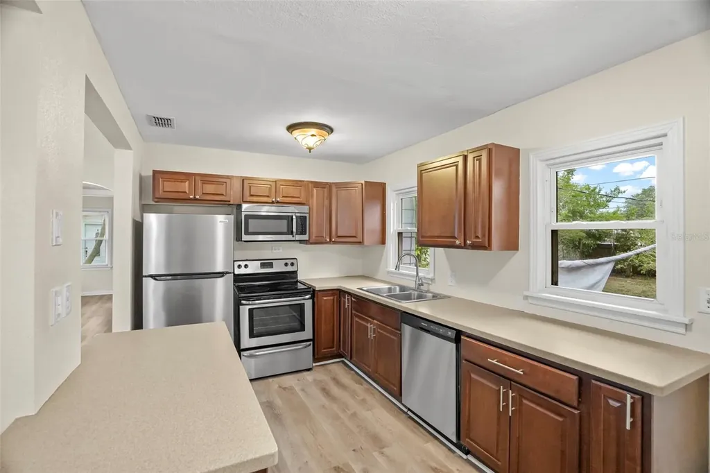 446 37th Avenue NE St Petersburg FL 33704