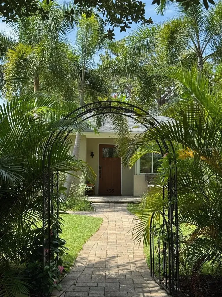 136 25th Avenue N St Petersburg FL 33704