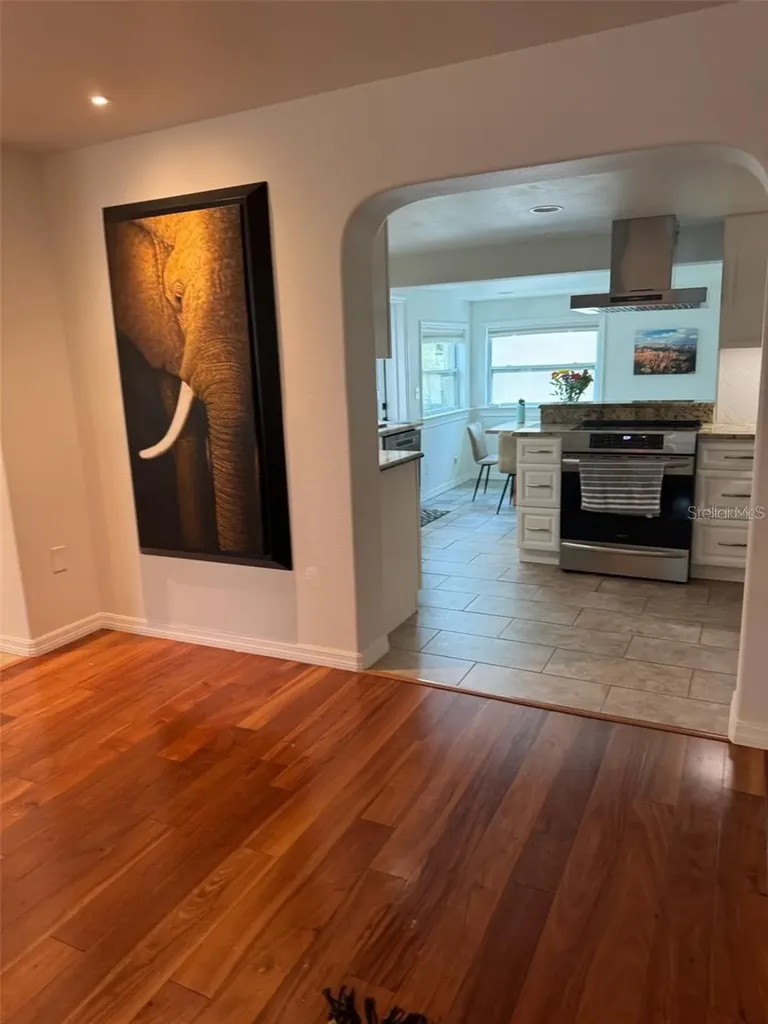 136 25th Avenue N St Petersburg FL 33704