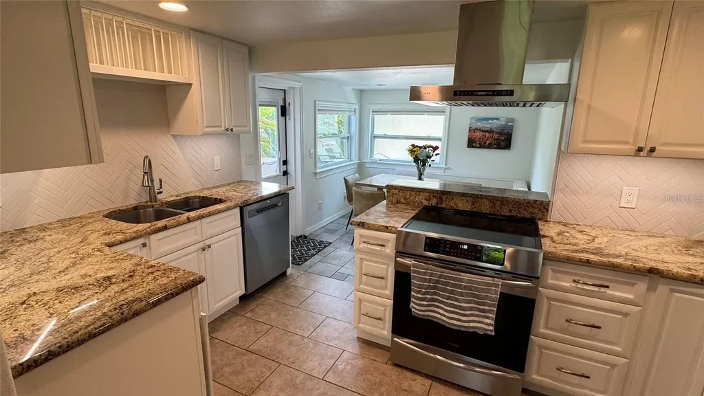 136 25th Avenue N St Petersburg FL 33704