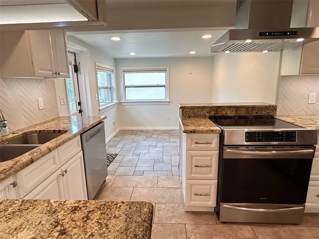 136 25th Avenue N St Petersburg FL 33704