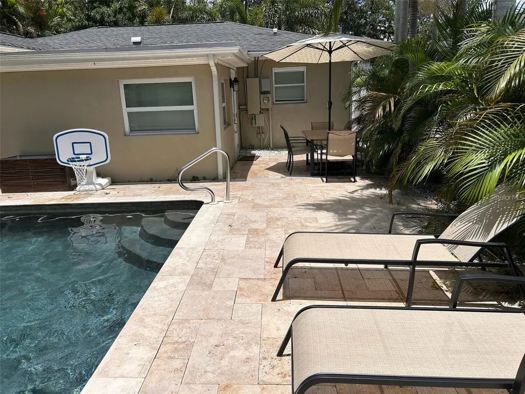 136 25th Avenue N St Petersburg FL 33704