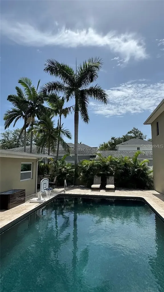136 25th Avenue N St Petersburg FL 33704