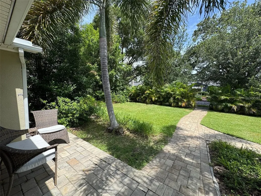 136 25th Avenue N St Petersburg FL 33704