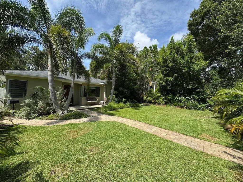 136 25th Avenue N St Petersburg FL 33704