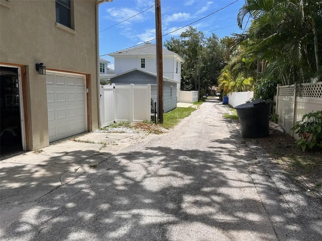 136 25th Avenue N St Petersburg FL 33704