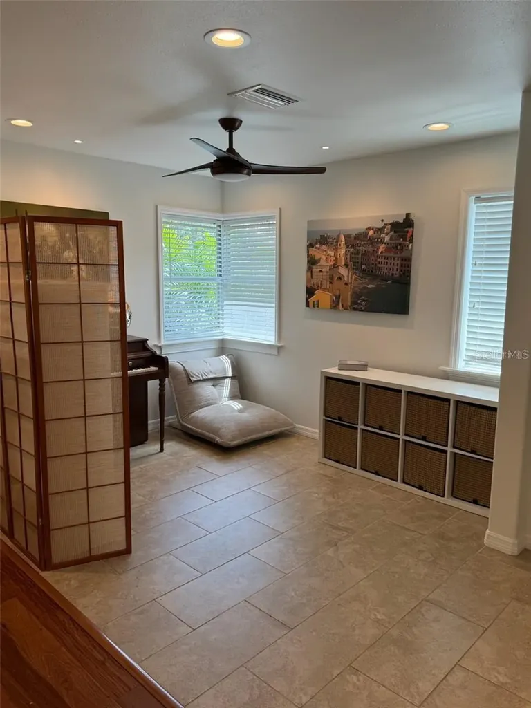 136 25th Avenue N St Petersburg FL 33704