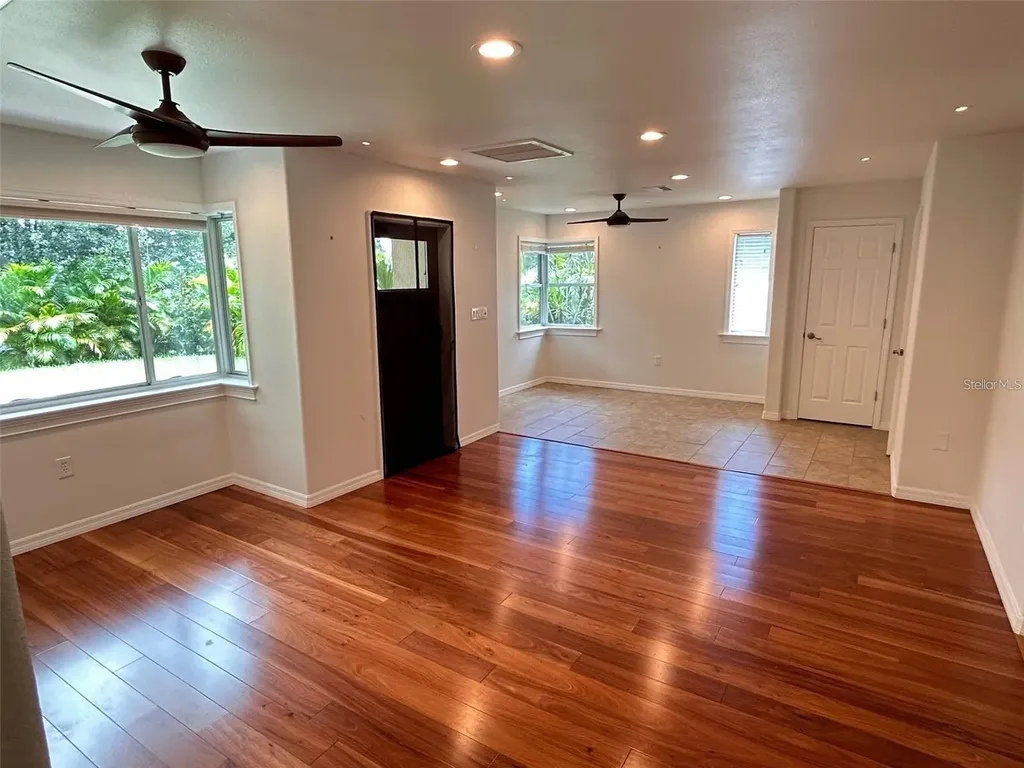 136 25th Avenue N St Petersburg FL 33704