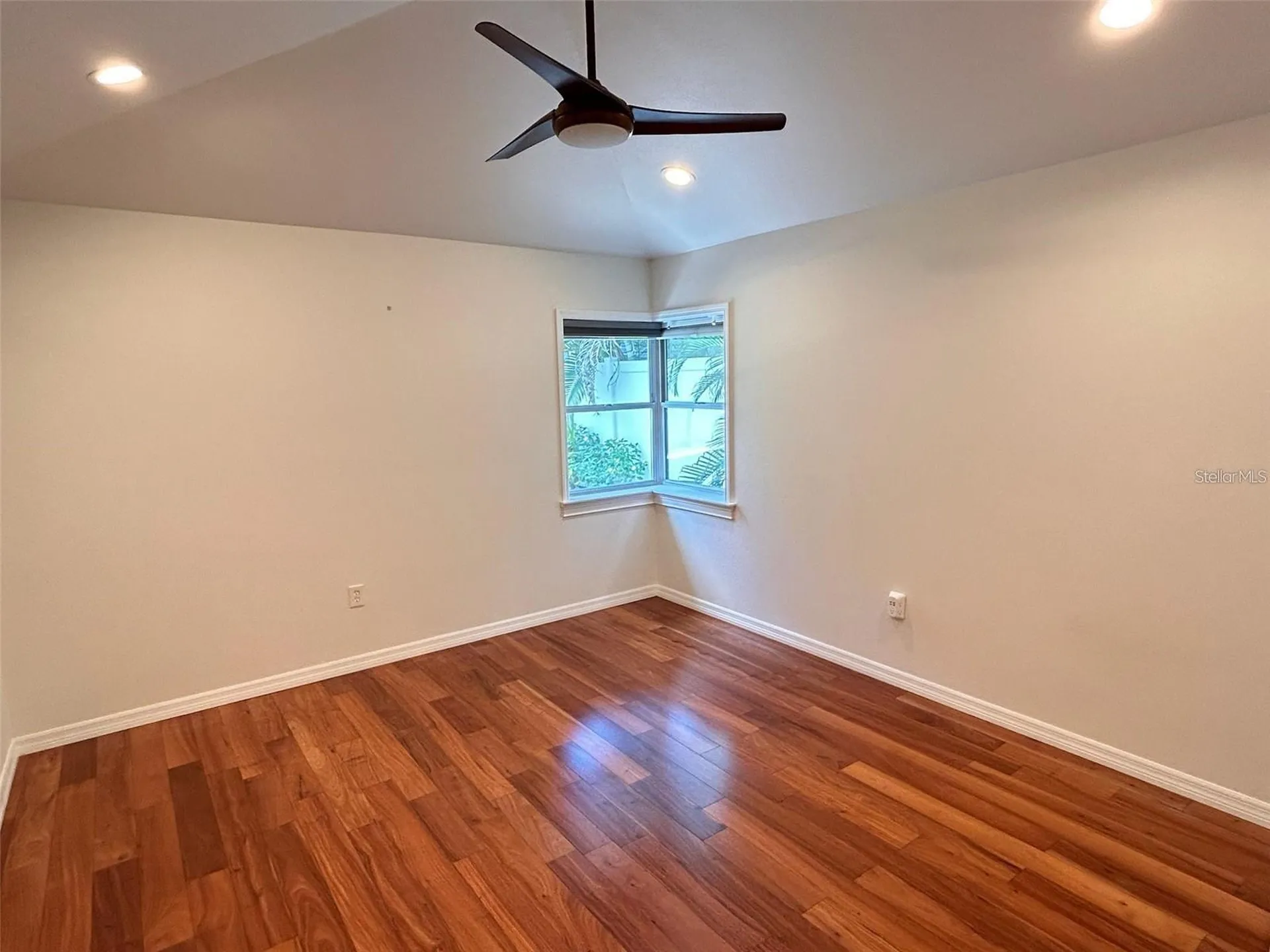 136 25th Avenue N St Petersburg FL 33704