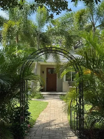 136 25th Avenue N St Petersburg FL 33704