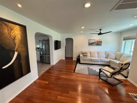 136 25th Avenue N St Petersburg FL 33704