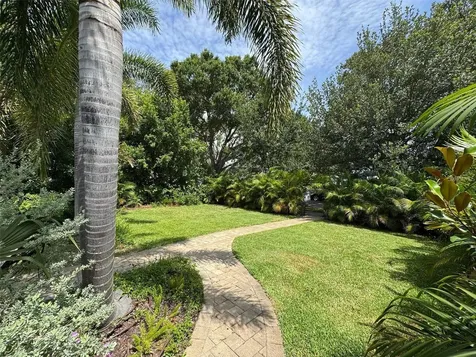 136 25th Avenue N St Petersburg FL 33704