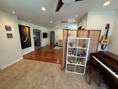 136 25th Avenue N St Petersburg FL 33704