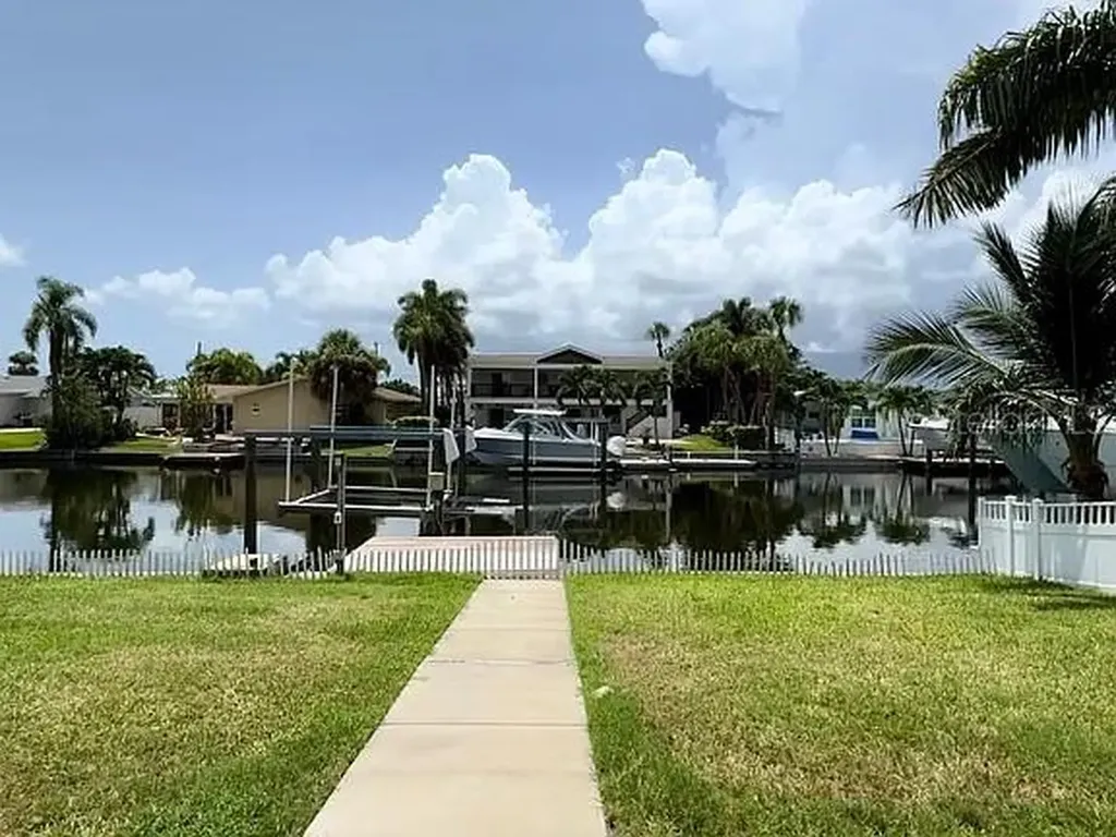 4052 14th Way NE St Petersburg FL 33703