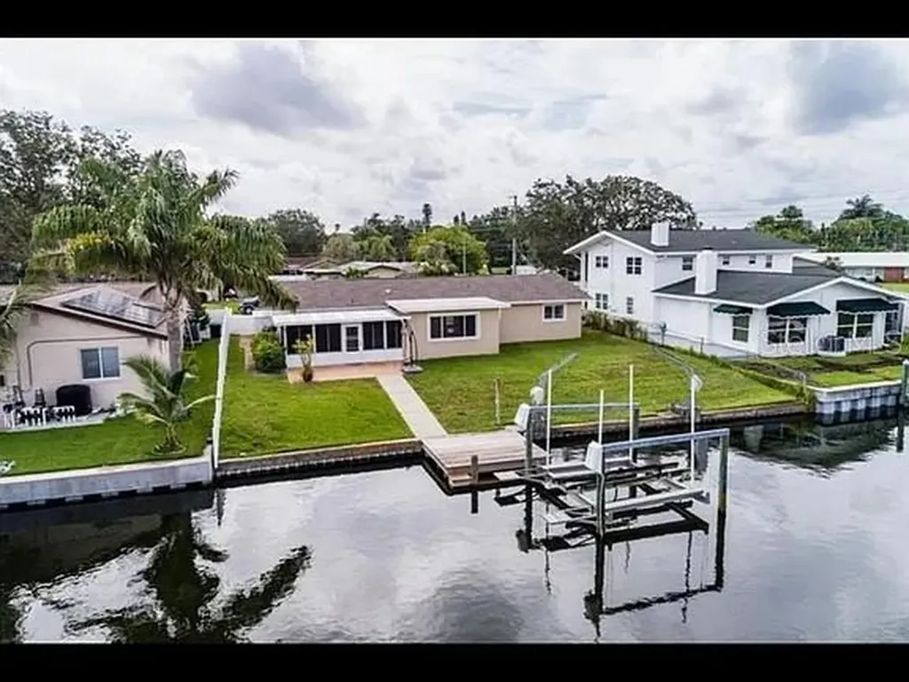 4052 14th Way NE St Petersburg FL 33703