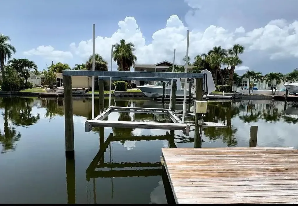 4052 14th Way NE St Petersburg FL 33703