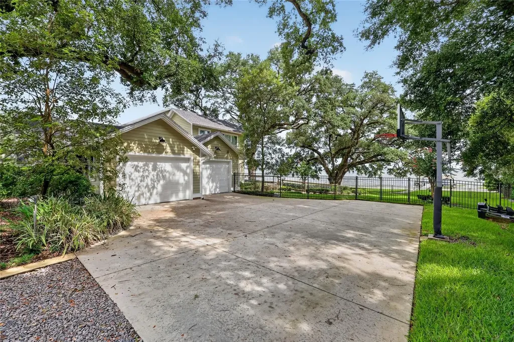 12950 E Highway 25 Ocklawaha FL 32179