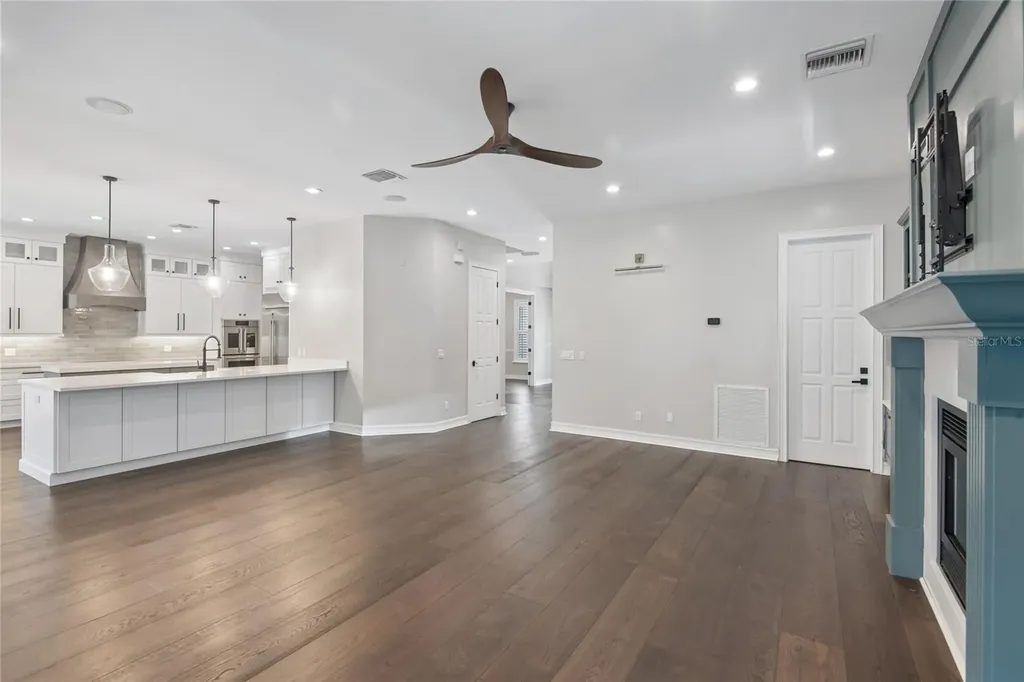 5105 W Neptune Way Tampa FL 33609