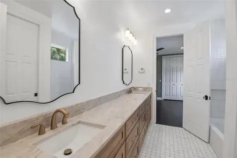5105 W Neptune Way Tampa FL 33609