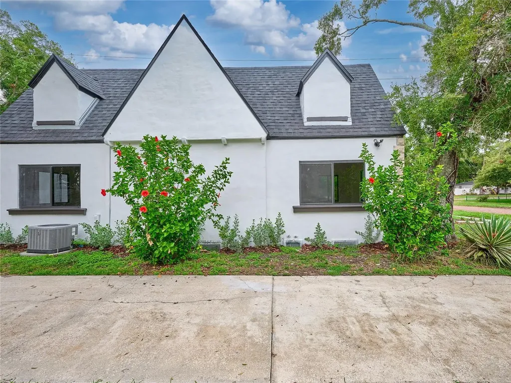 5209 2nd Avenue N St Petersburg FL 33710