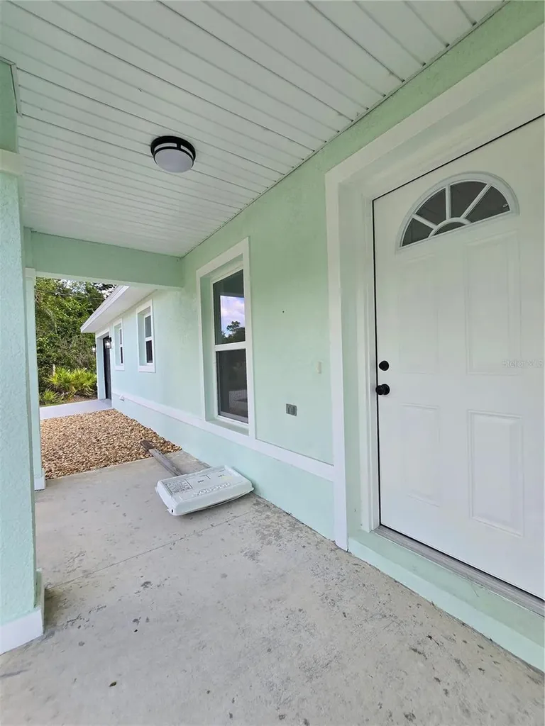 35 Sequoia Trail Ocklawaha FL 32179