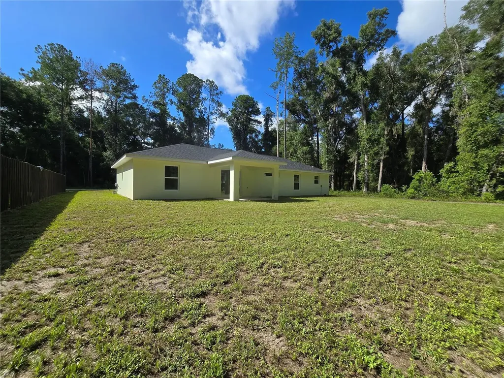 11 Sequoia Loop Place Ocklawaha FL 32179