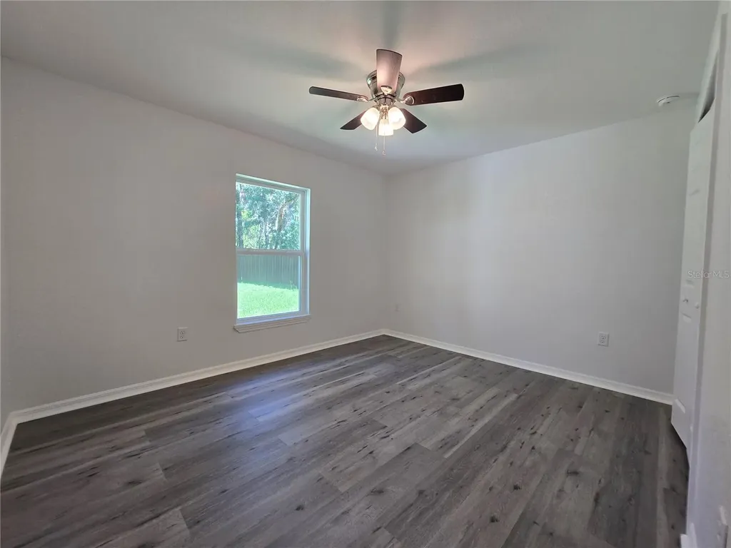 11 Sequoia Loop Place Ocklawaha FL 32179
