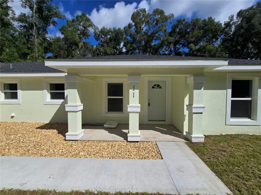 11 Sequoia Loop Place Ocklawaha FL 32179
