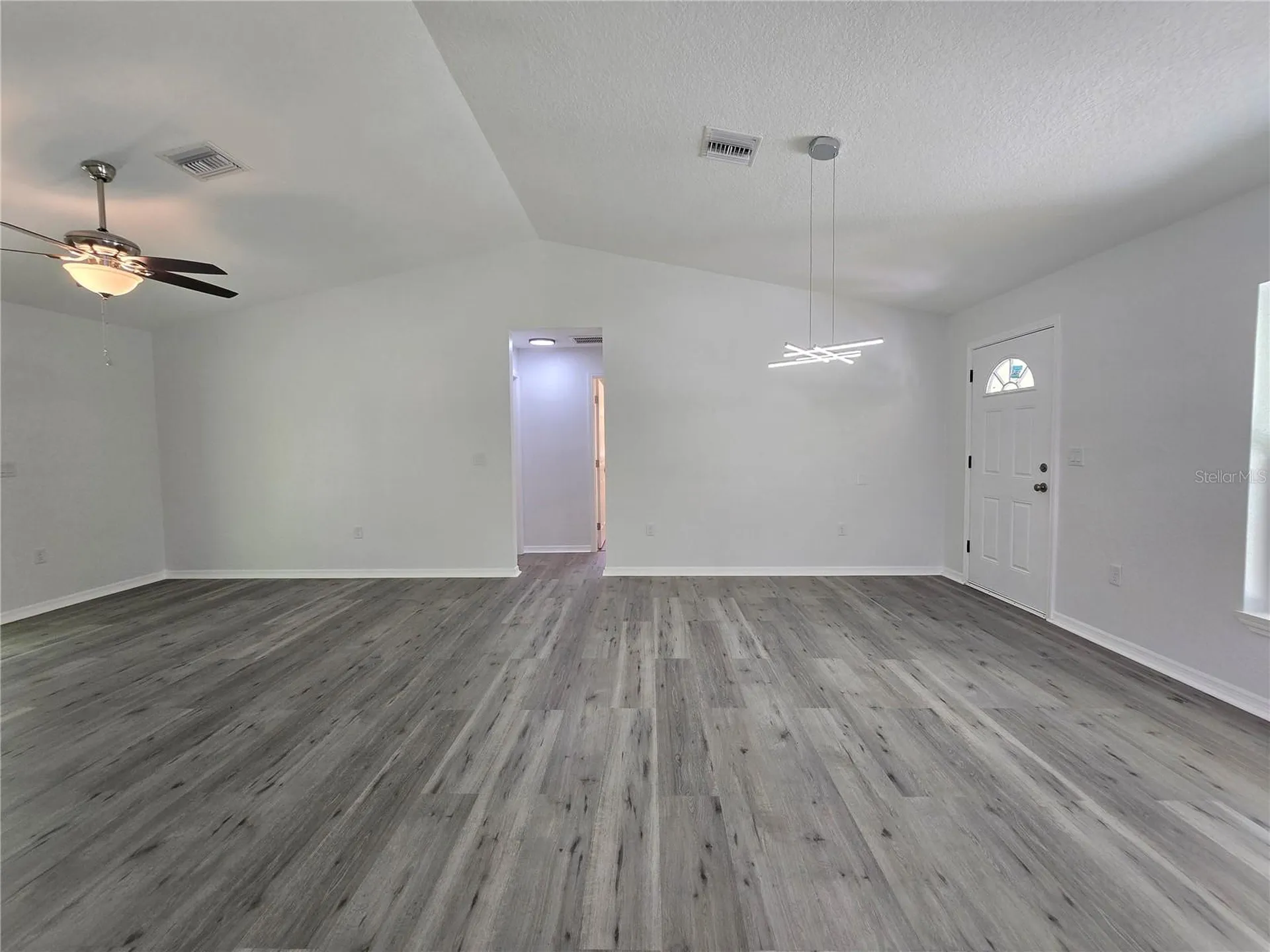 11 Sequoia Loop Place Ocklawaha FL 32179
